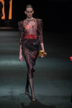 IFERMA 'da Mercedes-Benz Moda Haftası sırasında Pedro del Hierro tarafından tasarlanmış bir tasarım giyen bir model podyumda yürüyor, 20 Şubat 2025 İspanya