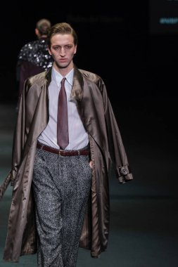 IFERMA 'da Mercedes-Benz Moda Haftası sırasında Pedro del Hierro tarafından tasarlanmış bir tasarım giyen bir model podyumda yürüyor, 20 Şubat 2025 İspanya