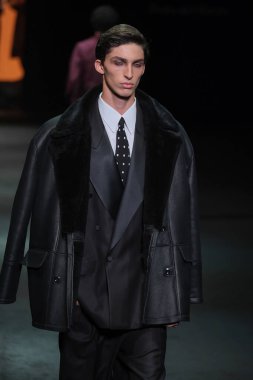 IFERMA 'da Mercedes-Benz Moda Haftası sırasında Pedro del Hierro tarafından tasarlanmış bir tasarım giyen bir model podyumda yürüyor, 20 Şubat 2025 İspanya