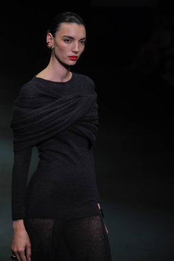 IFERMA 'da Mercedes-Benz Moda Haftası sırasında Pedro del Hierro tarafından tasarlanmış bir tasarım giyen bir model podyumda yürüyor, 20 Şubat 2025 İspanya