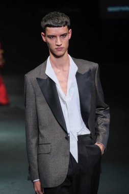 IFERMA 'da Mercedes-Benz Moda Haftası sırasında Pedro del Hierro tarafından tasarlanmış bir tasarım giyen bir model podyumda yürüyor, 20 Şubat 2025 İspanya