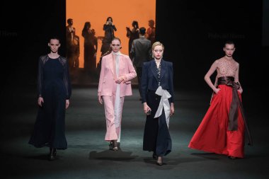 IFERMA 'da Mercedes-Benz Moda Haftası sırasında Pedro del Hierro tarafından tasarlanmış bir tasarım giyen bir model podyumda yürüyor, 20 Şubat 2025 İspanya