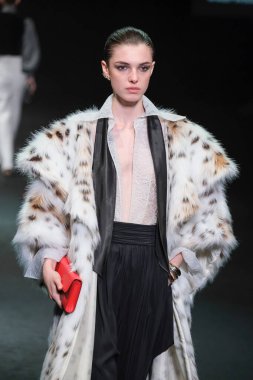 IFERMA 'da Mercedes-Benz Moda Haftası sırasında Pedro del Hierro tarafından tasarlanmış bir tasarım giyen bir model podyumda yürüyor, 20 Şubat 2025 İspanya