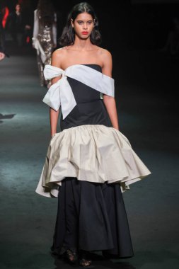 IFERMA 'da Mercedes-Benz Moda Haftası sırasında Pedro del Hierro tarafından tasarlanmış bir tasarım giyen bir model podyumda yürüyor, 20 Şubat 2025 İspanya