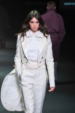IFERMA 'da Mercedes-Benz Moda Haftası sırasında Pedro del Hierro tarafından tasarlanmış bir tasarım giyen bir model podyumda yürüyor, 20 Şubat 2025 İspanya