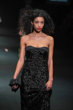 IFERMA 'da Mercedes-Benz Moda Haftası sırasında Pedro del Hierro tarafından tasarlanmış bir tasarım giyen bir model podyumda yürüyor, 20 Şubat 2025 İspanya