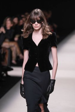 20 Şubat 2025 'te İspanya' nın IFERMA şehrinde Mercedes-Benz Moda Haftası sırasında Alex Riviere tarafından tasarlanmış bir tasarım giyen bir model podyumda yürüyor.