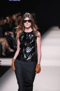 20 Şubat 2025 'te İspanya' nın IFERMA şehrinde Mercedes-Benz Moda Haftası sırasında Alex Riviere tarafından tasarlanmış bir tasarım giyen bir model podyumda yürüyor.