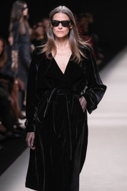 20 Şubat 2025 'te İspanya' nın IFERMA şehrinde Mercedes-Benz Moda Haftası sırasında Alex Riviere tarafından tasarlanmış bir tasarım giyen bir model podyumda yürüyor.