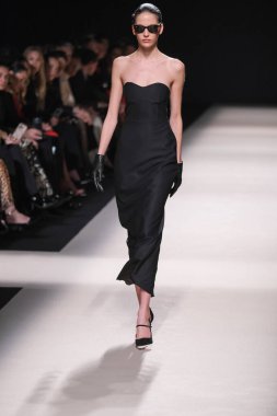 20 Şubat 2025 'te İspanya' nın IFERMA şehrinde Mercedes-Benz Moda Haftası sırasında Alex Riviere tarafından tasarlanmış bir tasarım giyen bir model podyumda yürüyor.