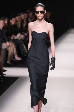 20 Şubat 2025 'te İspanya' nın IFERMA şehrinde Mercedes-Benz Moda Haftası sırasında Alex Riviere tarafından tasarlanmış bir tasarım giyen bir model podyumda yürüyor.