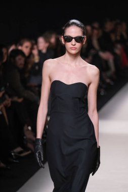 20 Şubat 2025 'te İspanya' nın IFERMA şehrinde Mercedes-Benz Moda Haftası sırasında Alex Riviere tarafından tasarlanmış bir tasarım giyen bir model podyumda yürüyor.