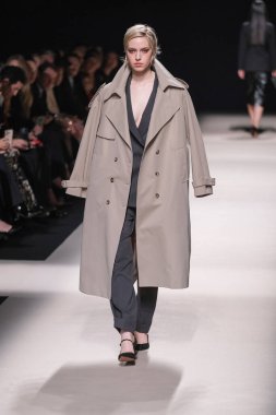 20 Şubat 2025 'te İspanya' nın IFERMA şehrinde Mercedes-Benz Moda Haftası sırasında Alex Riviere tarafından tasarlanmış bir tasarım giyen bir model podyumda yürüyor.