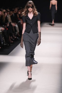 20 Şubat 2025 'te İspanya' nın IFERMA şehrinde Mercedes-Benz Moda Haftası sırasında Alex Riviere tarafından tasarlanmış bir tasarım giyen bir model podyumda yürüyor.