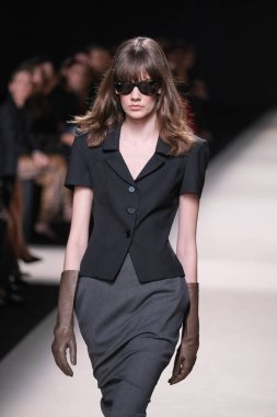 20 Şubat 2025 'te İspanya' nın IFERMA şehrinde Mercedes-Benz Moda Haftası sırasında Alex Riviere tarafından tasarlanmış bir tasarım giyen bir model podyumda yürüyor.