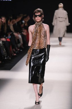 20 Şubat 2025 'te İspanya' nın IFERMA şehrinde Mercedes-Benz Moda Haftası sırasında Alex Riviere tarafından tasarlanmış bir tasarım giyen bir model podyumda yürüyor.