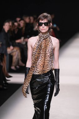 20 Şubat 2025 'te İspanya' nın IFERMA şehrinde Mercedes-Benz Moda Haftası sırasında Alex Riviere tarafından tasarlanmış bir tasarım giyen bir model podyumda yürüyor.