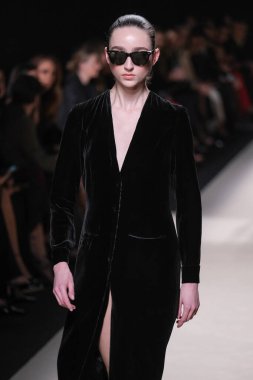 20 Şubat 2025 'te İspanya' nın IFERMA şehrinde Mercedes-Benz Moda Haftası sırasında Alex Riviere tarafından tasarlanmış bir tasarım giyen bir model podyumda yürüyor.