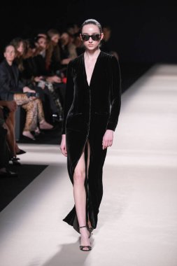 20 Şubat 2025 'te İspanya' nın IFERMA şehrinde Mercedes-Benz Moda Haftası sırasında Alex Riviere tarafından tasarlanmış bir tasarım giyen bir model podyumda yürüyor.
