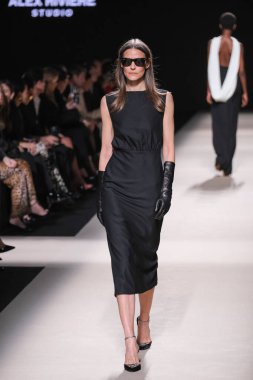 20 Şubat 2025 'te İspanya' nın IFERMA şehrinde Mercedes-Benz Moda Haftası sırasında Alex Riviere tarafından tasarlanmış bir tasarım giyen bir model podyumda yürüyor.