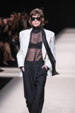 20 Şubat 2025 'te İspanya' nın IFERMA şehrinde Mercedes-Benz Moda Haftası sırasında Alex Riviere tarafından tasarlanmış bir tasarım giyen bir model podyumda yürüyor.