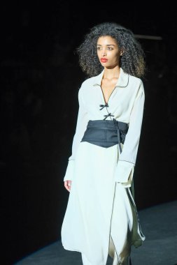 20 Şubat 2025 'te İspanya' nın IFERMA şehrinde Mercedes-Benz Moda Haftası sırasında Menchen Tomas tarafından tasarlanmış bir tasarım giyen bir model podyumda yürüyor.