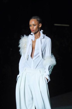 20 Şubat 2025 'te İspanya' nın IFERMA şehrinde Mercedes-Benz Moda Haftası sırasında Menchen Tomas tarafından tasarlanmış bir tasarım giyen bir model podyumda yürüyor.