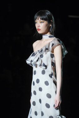 20 Şubat 2025 'te İspanya' nın IFERMA şehrinde Mercedes-Benz Moda Haftası sırasında Menchen Tomas tarafından tasarlanmış bir tasarım giyen bir model podyumda yürüyor.