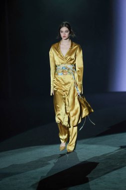 20 Şubat 2025 'te İspanya' nın IFERMA şehrinde Mercedes-Benz Moda Haftası sırasında Menchen Tomas tarafından tasarlanmış bir tasarım giyen bir model podyumda yürüyor.