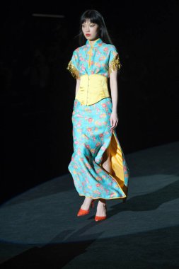 20 Şubat 2025 'te İspanya' nın IFERMA şehrinde Mercedes-Benz Moda Haftası sırasında Menchen Tomas tarafından tasarlanmış bir tasarım giyen bir model podyumda yürüyor.