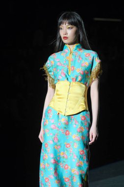 20 Şubat 2025 'te İspanya' nın IFERMA şehrinde Mercedes-Benz Moda Haftası sırasında Menchen Tomas tarafından tasarlanmış bir tasarım giyen bir model podyumda yürüyor.