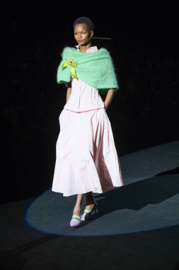 20 Şubat 2025 'te İspanya' nın IFERMA şehrinde Mercedes-Benz Moda Haftası sırasında Menchen Tomas tarafından tasarlanmış bir tasarım giyen bir model podyumda yürüyor.