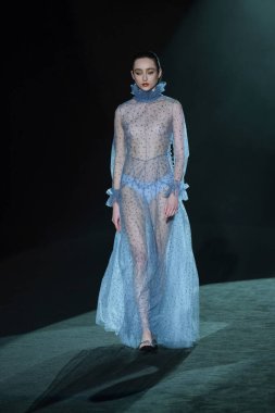 20 Şubat 2025 'te İspanya' nın IFERMA şehrinde Mercedes-Benz Moda Haftası sırasında Menchen Tomas tarafından tasarlanmış bir tasarım giyen bir model podyumda yürüyor.