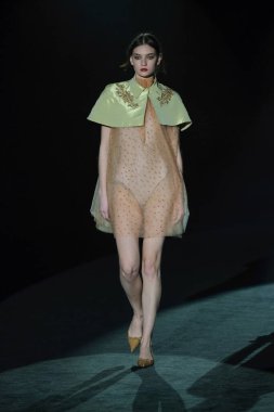 20 Şubat 2025 'te İspanya' nın IFERMA şehrinde Mercedes-Benz Moda Haftası sırasında Menchen Tomas tarafından tasarlanmış bir tasarım giyen bir model podyumda yürüyor.