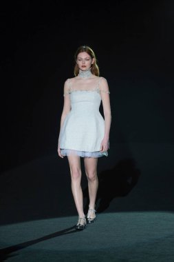 20 Şubat 2025 'te İspanya' nın IFERMA şehrinde Mercedes-Benz Moda Haftası sırasında Menchen Tomas tarafından tasarlanmış bir tasarım giyen bir model podyumda yürüyor.