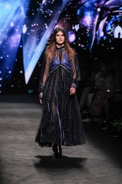 IFERMA 'da Mercedes-Benz Moda Haftası sırasında Custo Barcelona' nın tasarladığı bir tasarım giyen bir model podyumda yürüyor, 21 Şubat 2025 İspanya