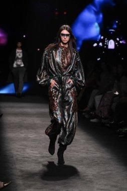 IFERMA 'da Mercedes-Benz Moda Haftası sırasında Custo Barcelona' nın tasarladığı bir tasarım giyen bir model podyumda yürüyor, 21 Şubat 2025 İspanya