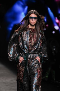 IFERMA 'da Mercedes-Benz Moda Haftası sırasında Custo Barcelona' nın tasarladığı bir tasarım giyen bir model podyumda yürüyor, 21 Şubat 2025 İspanya