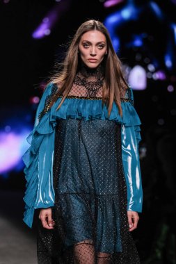 IFERMA 'da Mercedes-Benz Moda Haftası sırasında Custo Barcelona' nın tasarladığı bir tasarım giyen bir model podyumda yürüyor, 21 Şubat 2025 İspanya