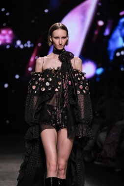 IFERMA 'da Mercedes-Benz Moda Haftası sırasında Custo Barcelona' nın tasarladığı bir tasarım giyen bir model podyumda yürüyor, 21 Şubat 2025 İspanya