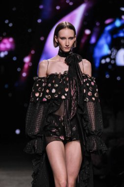 IFERMA 'da Mercedes-Benz Moda Haftası sırasında Custo Barcelona' nın tasarladığı bir tasarım giyen bir model podyumda yürüyor, 21 Şubat 2025 İspanya