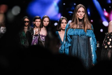 IFERMA 'da Mercedes-Benz Moda Haftası sırasında Custo Barcelona' nın tasarladığı bir tasarım giyen bir model podyumda yürüyor, 21 Şubat 2025 İspanya