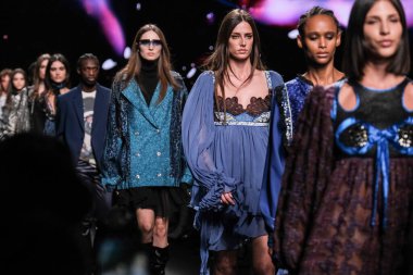 IFERMA 'da Mercedes-Benz Moda Haftası sırasında Custo Barcelona' nın tasarladığı bir tasarım giyen bir model podyumda yürüyor, 21 Şubat 2025 İspanya