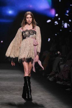 IFERMA 'da Mercedes-Benz Moda Haftası sırasında Custo Barcelona' nın tasarladığı bir tasarım giyen bir model podyumda yürüyor, 21 Şubat 2025 İspanya