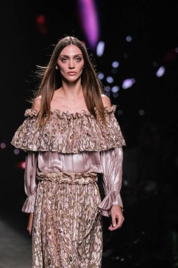 IFERMA 'da Mercedes-Benz Moda Haftası sırasında Custo Barcelona' nın tasarladığı bir tasarım giyen bir model podyumda yürüyor, 21 Şubat 2025 İspanya