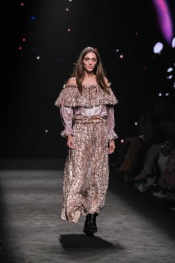 IFERMA 'da Mercedes-Benz Moda Haftası sırasında Custo Barcelona' nın tasarladığı bir tasarım giyen bir model podyumda yürüyor, 21 Şubat 2025 İspanya