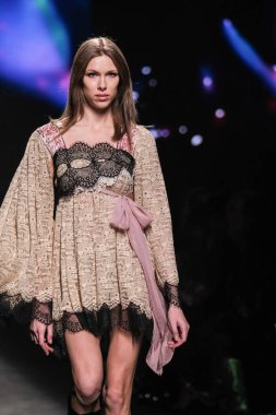 IFERMA 'da Mercedes-Benz Moda Haftası sırasında Custo Barcelona' nın tasarladığı bir tasarım giyen bir model podyumda yürüyor, 21 Şubat 2025 İspanya