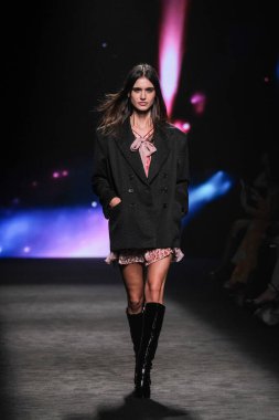 IFERMA 'da Mercedes-Benz Moda Haftası sırasında Custo Barcelona' nın tasarladığı bir tasarım giyen bir model podyumda yürüyor, 21 Şubat 2025 İspanya