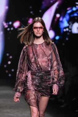 IFERMA 'da Mercedes-Benz Moda Haftası sırasında Custo Barcelona' nın tasarladığı bir tasarım giyen bir model podyumda yürüyor, 21 Şubat 2025 İspanya