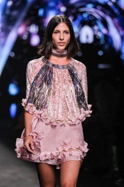 IFERMA 'da Mercedes-Benz Moda Haftası sırasında Custo Barcelona' nın tasarladığı bir tasarım giyen bir model podyumda yürüyor, 21 Şubat 2025 İspanya